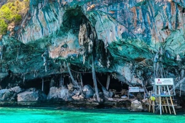 Phi Phi Island Tour (Big Boat) + Economy Seat + Lunch + Shared Transfer